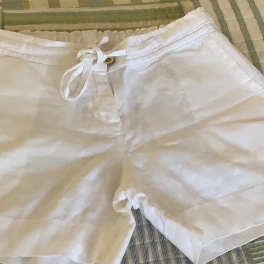 Tommy Bahama 100% linen shorts in white.